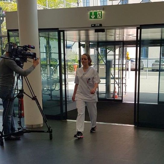 Lia Steinicke mit Kamerateam des WDR beim Betreten der Klinik