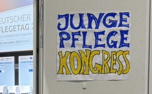 Plakat mit der Aufschrift "Junge Pflege Kongress"
