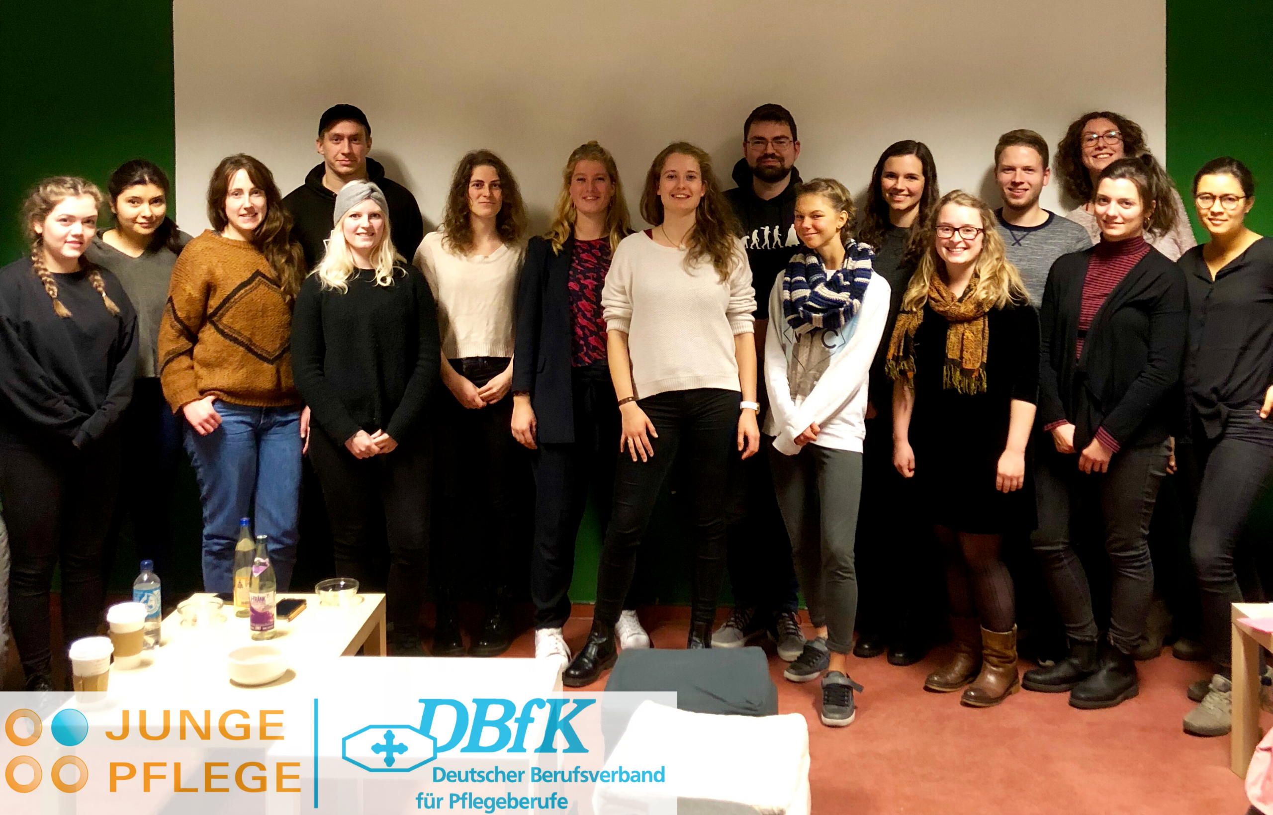 Auszubildende und Studierende verschiedenster Gesundheitsprofessionen arbeiten zusammen an der optimalen Patientenversorgung der Zukunft. Natürlich interprofessionell.