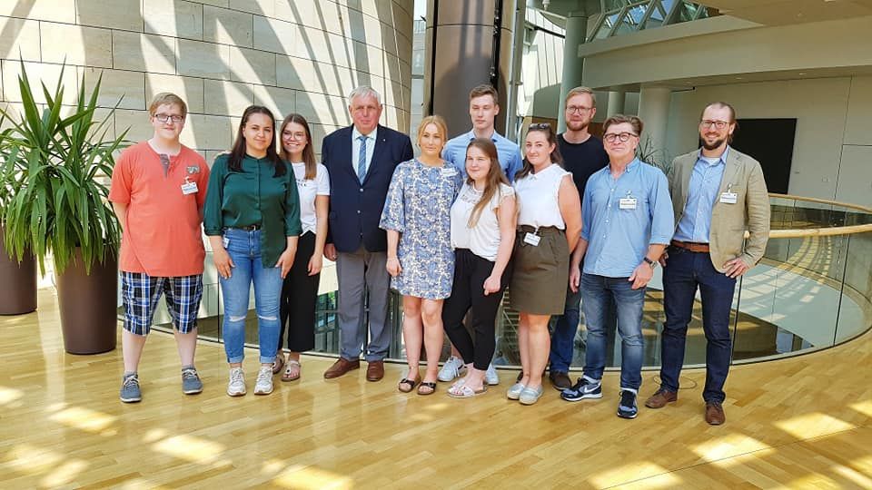 Minister Laumann gratulierte dem drittplatzierten Team aus NRW: Platz 3 Zentralschule für Gesundheits- und Sozialberufe St. Hildegard Münster
